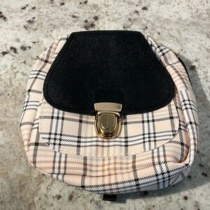 NWOT small plaid bag. Adjustable straps